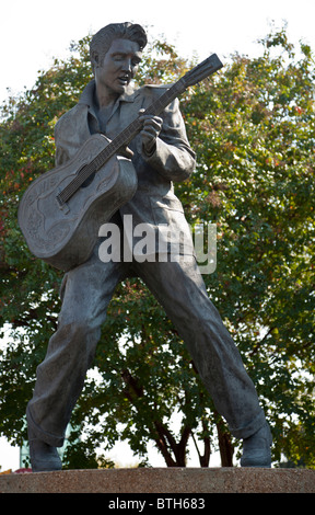Bronze Statue (1997) von Elvis Presley von Andrea Lugar, in der Beale Street, Downtown Memphis, Tennessee, USA Stockfoto