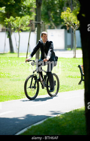 Geschäftsmann im Anzug mit Fahrrad Stockfoto