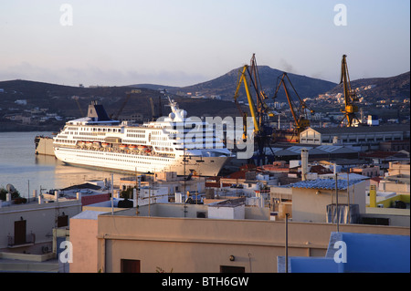 Blick auf Hafen von Ermoupolis, auf den griechischen Kykladen Insel Syros. Stockfoto