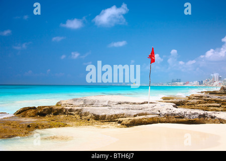 rote Fahne am Strand, Cancun, Mexiko Stockfoto