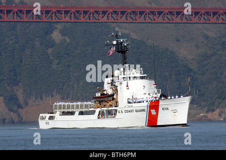 Die United States Coast Guard Cutter aktiv (WMEC-618) reist durch die Bucht von San Francisco über die Golden Gate Bridge Stockfoto