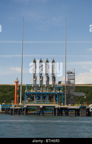 Dragon-LNG-Terminal und Steg, Milford Haven, Pembrokeshire, Wales, UK, Europa Stockfoto