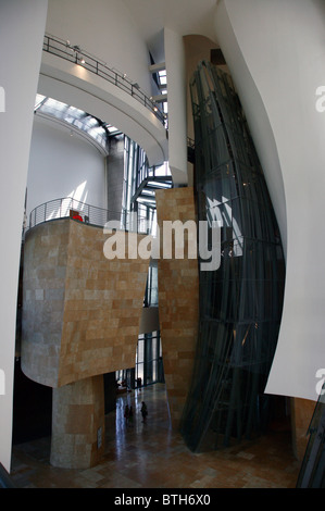 Innenansicht mit architektonischen Details der zentralen Atrium des Guggenheim Museum, Bilbao, Spanien Stockfoto