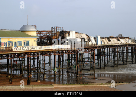 Hastings Pier, aus dem Westen, nach der Brandkatastrophe am 5. Oktober 2010 und vor dem späteren Änderungen der Eigentums- und Renovierung. Stockfoto