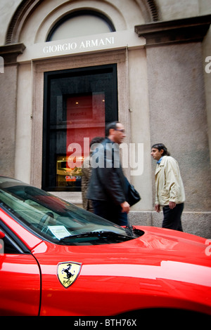 Ferrari Auto in der Nähe von Armani Boutique, Shopping, Via Montenapoleone, Milan Stockfoto