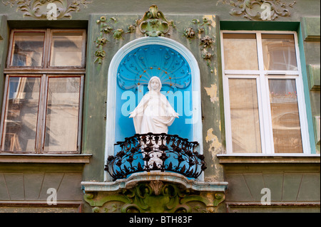 Denkmal unserer lieben Frau von Guadalupe.Located in einen Balkon Stockfoto