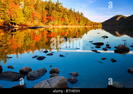 Frühen Herbstmorgen am Jordan Pond im Acadia National Park, Maine, USA Stockfoto