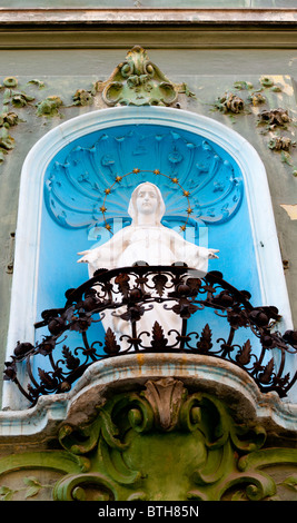 Denkmal unserer lieben Frau von Guadalupe.Located in einen Balkon Stockfoto