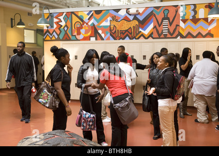 Detroit Gemeinschaft Schülerinnen und Schüler nach der Schule im Bereich Dachfenster Rotunde des Gebäudes Geselligkeit. Stockfoto