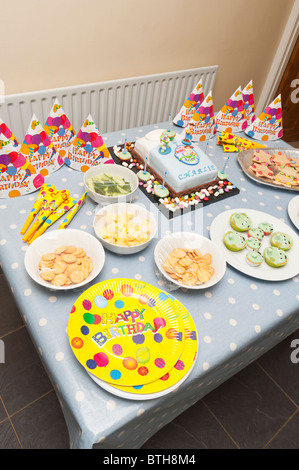 Ein Tisch voller Essen für ein Kinder Geburtstagsparty im Vereinigten Königreich Stockfoto