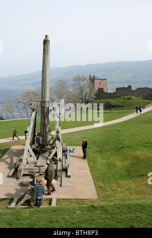 Alten Katapult auf Urquhart Castle in Scoland. Stockfoto