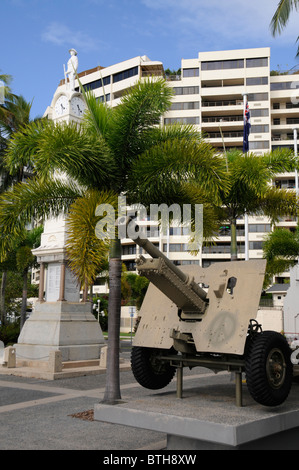 Eine Kanone aus dem Weltkrieg 11 neben einem Kriegsdenkmal auf der Esplanade in Cairns, Queensland, Australien Stockfoto