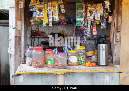 Indianerdorf junge verkaufen Shop / stall in Puttaparthi, Andhra Pradesh, Indien Stockfoto