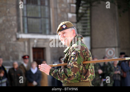 Sergeant-Major aus dem London-Regiment sprengt seine Befehle an seine Truppen Stockfoto