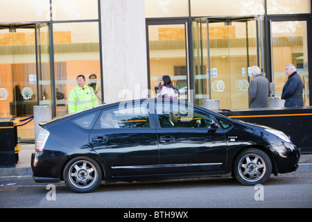 Die Ironie eines Toyota Prius Hybrid Autos geparkt außerhalb Shell UK Hauptsitz in London. Stockfoto