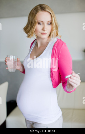 Schwangere Frau Temperatur prüfen Stockfoto