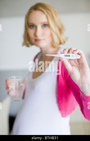 Schwangere Frau Temperatur prüfen Stockfoto