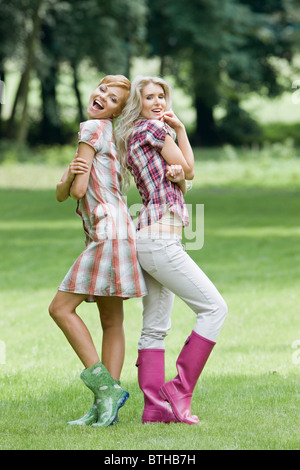 zwei Freundinnen im park Stockfoto