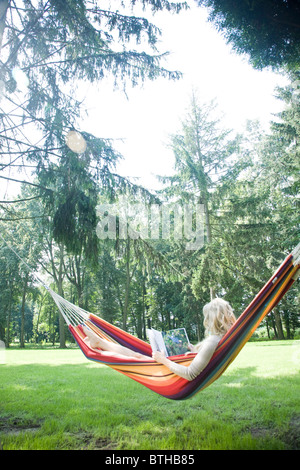 junge Frau in Hängematte entspannen Stockfoto