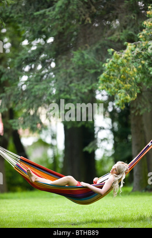 junge Frau in Hängematte entspannen Stockfoto