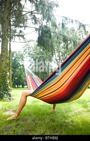 junge Frau in Hängematte entspannen Stockfoto