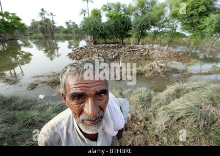 Ein Alter Mann stand vor den Überresten seines Hauses weggefegt in einer Flut, Bahrdi, Pakistan Stockfoto