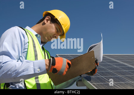 Instandhalter mit Photovoltaikanlage in Los Angeles, Kalifornien Stockfoto