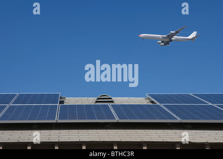 Flugzeug und auf dem Dach mit Solaranlage, Inglewood, Los Angeles, Kalifornien Stockfoto