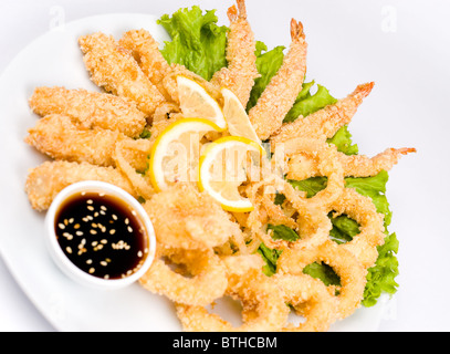 Tintenfischringe, Garnelen und Käse-Sticks, in Teig frittiert Stockfoto