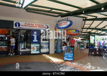 Die Ankündigungsbretter des Reiseveranstalters werben für Bootstouren zum Großen. Barrier Reef in Cairns, im Norden von Queensland von Australien Stockfoto