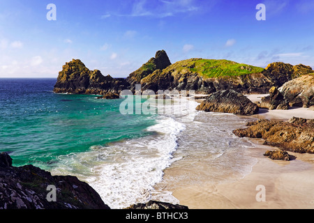 Wellen und das türkisfarbene Wasser bei Kynance Cove, The Lizard, Cornwall Stockfoto