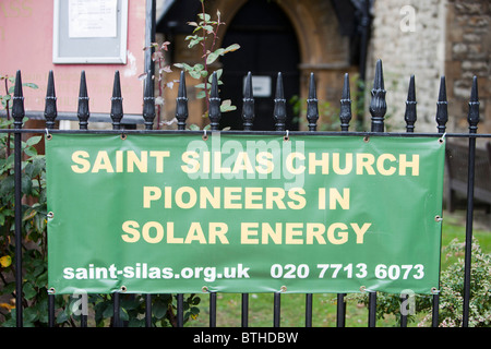 Solarziegel auf St Silas Kirche in Pentonville, London, UK. Das Solardach produziert Aprox. 47 % des Energiebedarfs von Gebäuden Stockfoto