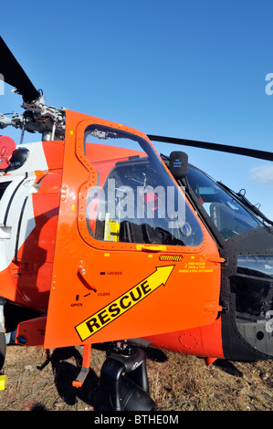 Einer der Air Station Cape Cod United States Coast Guard Suche und Rettung Jayhawk Hubschrauber. Stockfoto