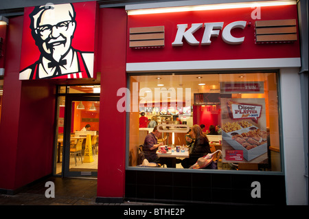 Außen, Nacht, Leute, Essen in einem Zweig der Kentucky Fried Chicken, Kentucky fried Chicken, Fast Food-Restaurant, UK Stockfoto