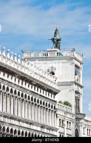 Glocke am Markusplatz Uhrenturm am Markusplatz entfernt in Venedig Stockfoto