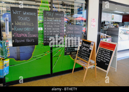 Werbetafeln von Reiseveranstaltern, die Bootsfahrten zum Great Barrier Reef in Cairns, Northern Queensland, Australien, anbieten Stockfoto