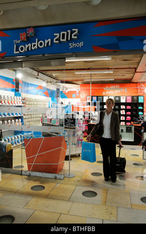 2012 Olympische Spiele shop eröffnet. Frau, die ihre 2012 Olympischen Spiele Tragetasche verlassen den neuen Shop zu Paddington Station London UK Stockfoto