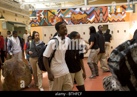 Detroit Gemeinschaft Schülerinnen und Schüler nach der Schule im Bereich Dachfenster Rotunde des Gebäudes Geselligkeit. Stockfoto