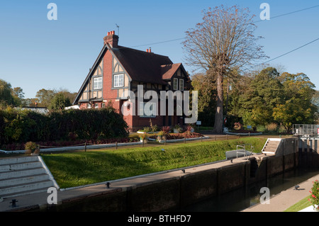 Ein traditionelles Schleusenwärter Haus und Hütte Bray Schleuse auf der Themse in der Nähe von Maidenhead Berkshire UK Stockfoto