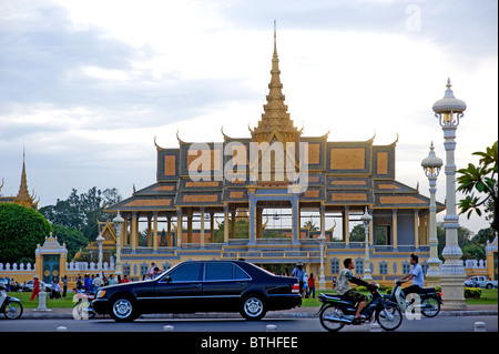 Straßenszene vor dem königlichen Palast, Phnom Penh, Kambodscha Stockfoto