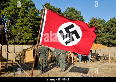 Nazi-Deutschland Flagge außen neu erstellt WWII deutsche Camp am Tag der offenen Tür am Camp Edwards auf Cape Cod, USA Stockfoto