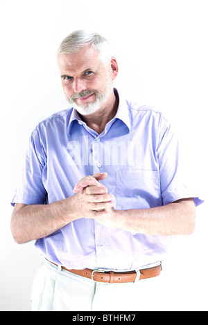 Kaukasische älterer Mann portrait spitzbübisch isoliert Studio auf weißem Hintergrund Stockfoto