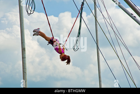 die Mädchen Teenager während der Luftfahrtmesse in Illinois auf Bungee springen Stockfoto