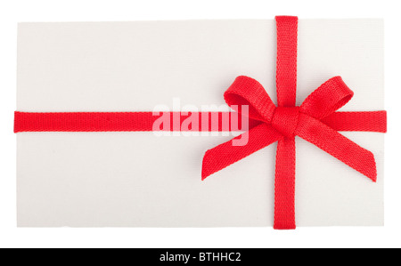 Leere Geschenk oder Brief mit einer roten Schleife isoliert auf weiss Stockfoto