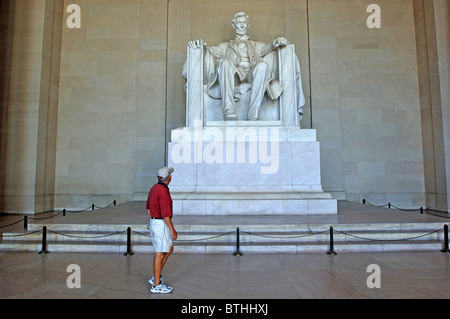 Ein Tourist vor der Lincoln-Statue in der Lincoln Memorial, Washington D.C., USA Stockfoto