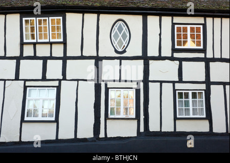 Ein Muster von verzierten Fenstern auf einem historischen gerahmte Holzhaus in St Albans, Hertfordshire UK Stockfoto