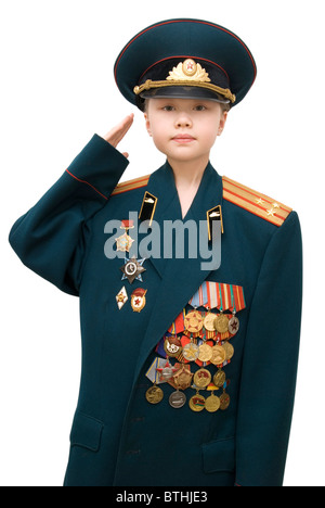 8 Jahre altes Mädchen in ihr Großvater grüßen-volle uniform der russischen Armee gegen weißen Hintergrund isoliert Stockfoto