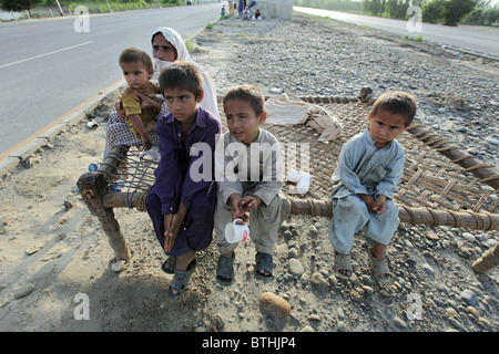 Suche nach Unterkunft in Zelten, Nowshera, Pakistan Flut-Flüchtlinge Stockfoto