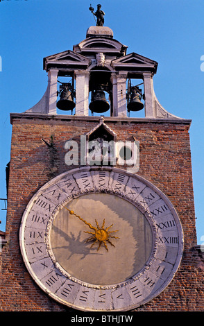 Ein Gebäude architektonische Detail ein Zifferblatt in Venedig Stockfoto