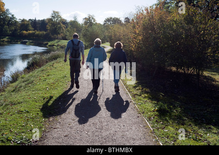 drei Wanderer zu Fuß auf einem Fußweg am Ufer des Flusses Jubiläum am See-Ende in der Nähe von Dorney Berkshire UK Stockfoto